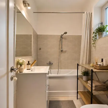 2-bedroom With Private Garden & Bbq Appartamento Bucarest