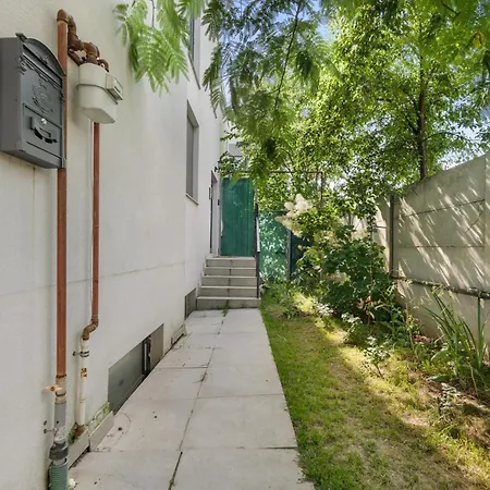 Appartamento 2-bedroom With Private Garden & Bbq Bucarest